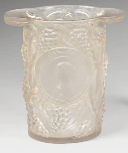 RENE LALIQUE (1860-1945) Sceau à glace "Saint Odile". Epreuve en verre moulé-pressé...