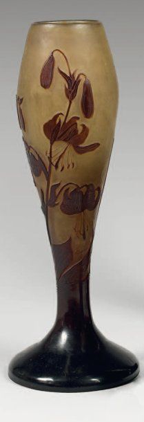 Émile GALLÉ (1846-1904) Vase ovoïde sur base renflée. Epreuve en verre doublé rouge...