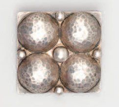 Jean DESPRES (1889-1980) Broche en métal argenté carrée à quatre demi-sphères figurant...