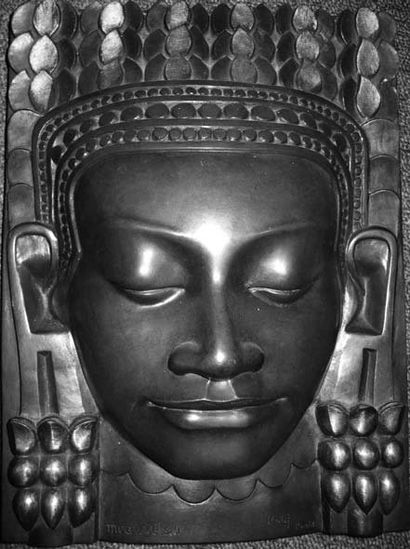 MEAUZE et ROBJ "Tête Khmer". Haut relief. Epreuve en bronze patiné et doré. Signé...
