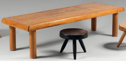 Charlotte PERRIAND (1903-1999) Table basse en bois naturel ciré à plateau rectangulaire,...
