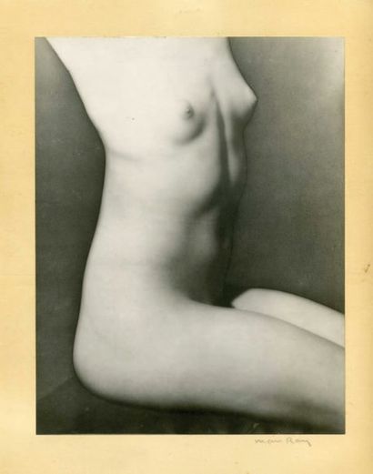 MAN RAY (1890-1976) "[Etude de nu féminin]". n.d. [vers 1930]. Tirage sur papier...