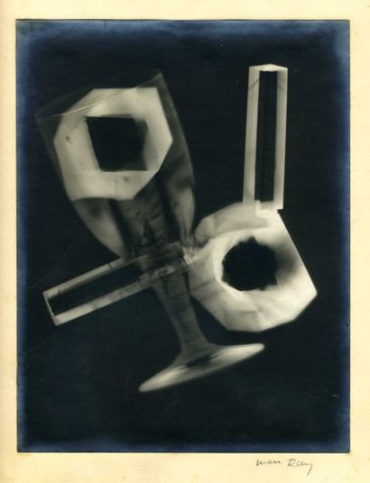 MAN RAY (1890-1976) "Rayograph" [Photographie d'un]. n.d. [vers 1922]. Tirage de...