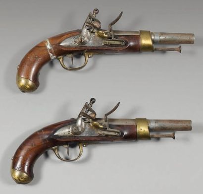null Deux pistolets d'arçon à silex, modèle AN XIII. a-Canon rond, daté au tonnerre...