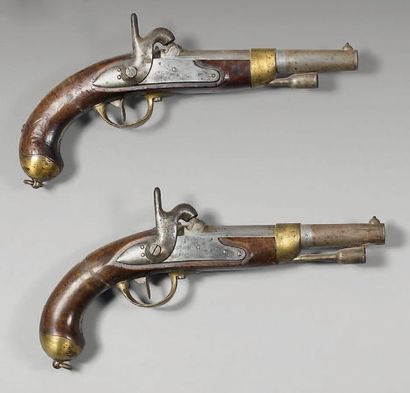 null Deux pistolets d'arçon à percussion, modèle 1822 T Bis. a- canon rond, poinçonné...