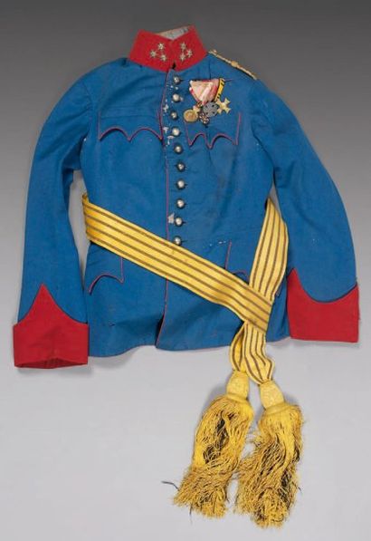 null Tunique d'Officier de Ulans Autrichien en drap bleu, collet rouge à trois étoiles,...