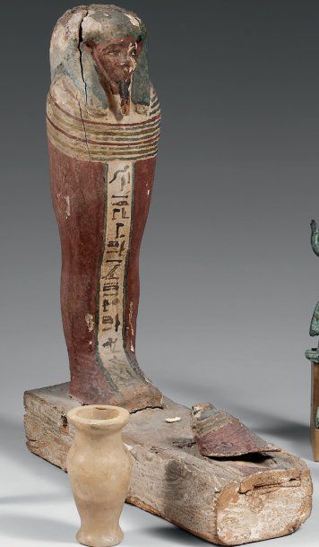 null Ptah Osiris Bois stuqué et peint en couleur avec bandeau inscrit. Sur son socle,...