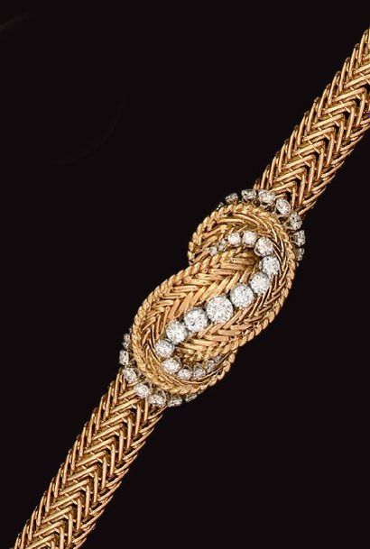 MAUBOUSSIN Montre bracelet de dame en or jaune et platine formé d'un demi-jonc souple...