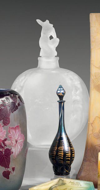 René LALIQUE (1860-1945) Vase méplat, modèle "Sirènes avec bouchon figurine" avec...