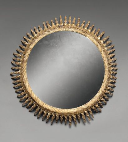 Line VAUTRIN (1913-1997) Important miroir "soleil doré" en résine de Talosel champagne...