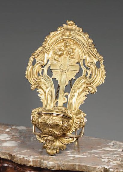 null Bénitier d'applique en bronze doré à décor d'une croix rayonnante à la couronne...