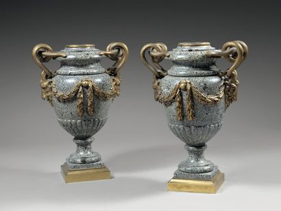null Paire de vases de forme balustre en granit gris à décor mouluré et sculpté de...