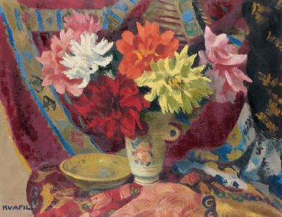 Charles KVAPIL (1884-1957) Bouquet de fleurs. Huile sur toile, signée en bas à gauche....