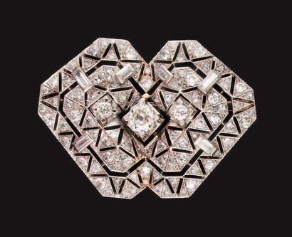 null Broche en or gris ajouré, à décor géométrique, pavée de diamants ronds, celui...