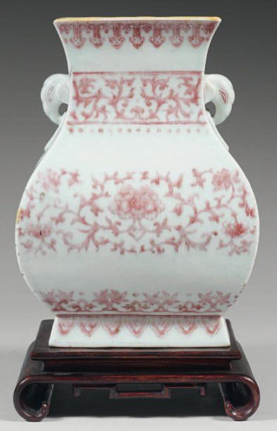 null Vase à panse basse de forme rectangulaire en porcelaine blanche décorée en rouge...
