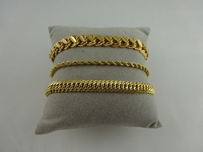 null Lot de trois bracelets en or jaune (750) : un bracelet gourmette, un bracelet...