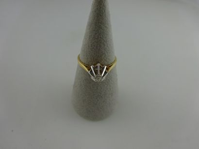 null Bague en ors jaune et gris (750) ornée d'un diamant de taille brillant moderne...
