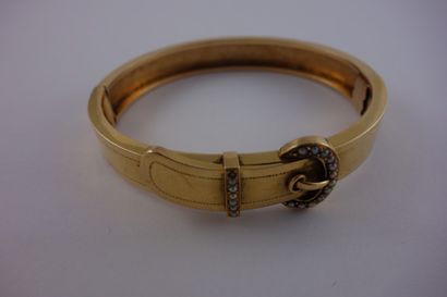 null Bracelet rigide ouvrant en or jaune (750) formant un motif de ceinture, la boucle...