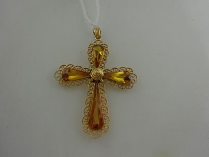 null Pendentif en forme de croix, la monture ajourée en or jaune (750), les bras...