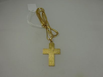 null Chaîne de cou et pendentif croix en or jaune (750). 

Poids total: 21,4 g