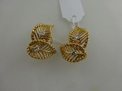 null Paire de clips d'oreilles en ors jaune et gris (750) à deux feuilles ajourées,...