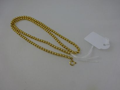 null Collier en or jaune formé de petites perles d'or jaune (750) creuses. Fermoir...