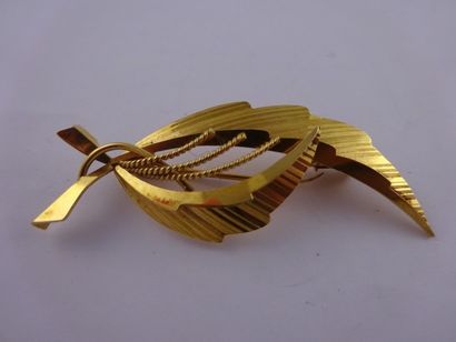 null Broche plumes en or jaune (750) stylisée.

Poids : 4,70 g. - Long. : 5 cm.