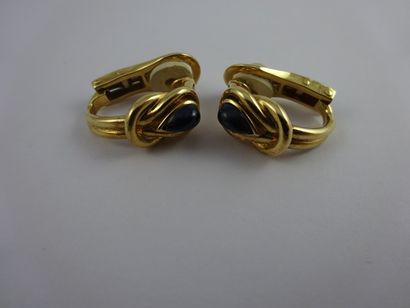 null Paire de boucles d'oreilles en or jaune (750) nœud ornées d'une pierre bleue...