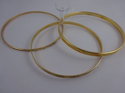 null Lot de trois bracelets joncs en or jaune (750) à décor ciselé. 

Poids total:...
