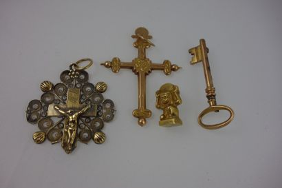 null Lot de deux pendentifs croix en or jaune (750), une broche clé en or jaune (750)...