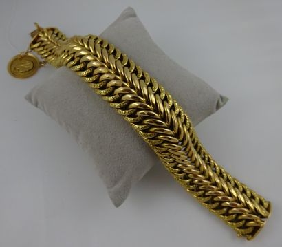 null Bracelet ruban en or jaune (750) à maille américaine retenant un médaillon au...