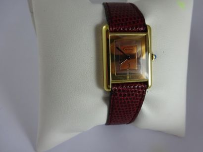 CARTIER Must de Cartier

Montre bracelet de dame en vermeil (925). 

Boîtier rectangulaire,...