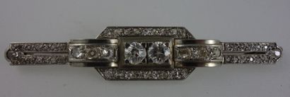 null Broche en or gris (750) et platine (950) centrée de deux diamants taille ancienne...