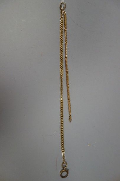 null Lot comprenant : 

- une chaîne de montre en or jaune (750). 

Long. : 27 cm.

-...