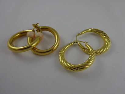null Deux paires de boucles d'oreilles créoles en or jaune (750) dont une à perles....