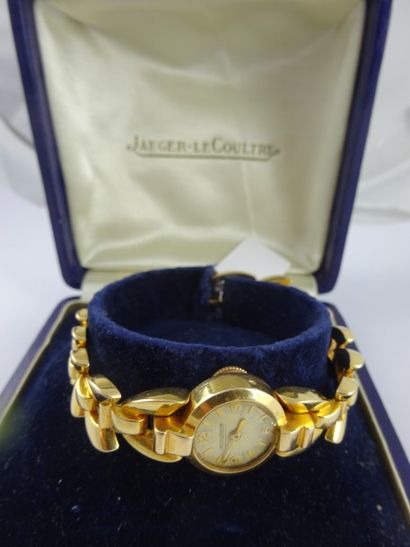 JAEGER LECOULTRE Montre bracelet de dame en or jaune (750). 

Boîtier rond, numéroté...