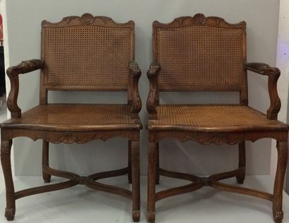 null Paire de fauteuils en bois mouluré et sculpté à décor de coquilles et feuillages,...