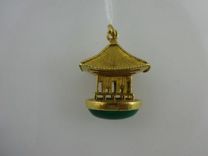 null Pendentif pagode en or jaune (750) ornée d'un cabochon de pierre verte. 

Poids...
