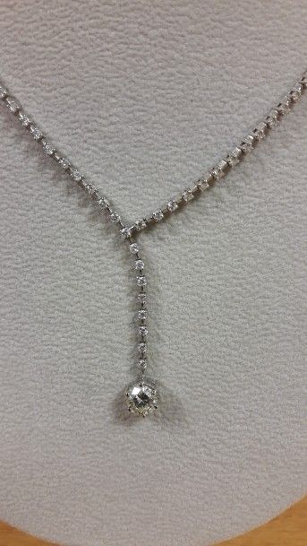 null Collier articulé asymétrique en or gris (750) partiellement orné de petits diamants...