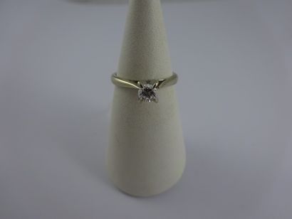 null Bague en or gris (750) ornée d'un diamant de taille brillant moderne en serti...
