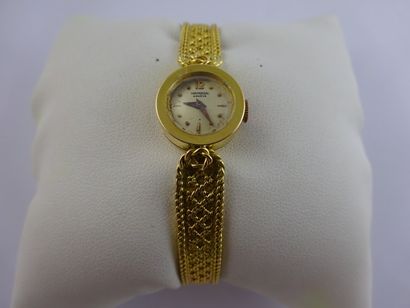 UNIVERSAL GENEVE Montre de dame en or jaune (750).

Boîtier rond, bracelet à maille...