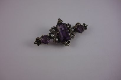 null Broche en argent (925) ornée de trois pierres violettes et de petites perles...