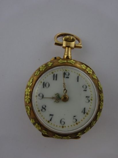 null Montre de col en ors jaune, rose et vert (750).

Lunette et couvercle (chiffré)...