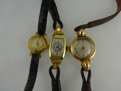 null Lot de trois montres bracelet de dame, les boîtiers en or jaune (750) de forme...