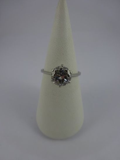 null Bague solitaire en platine (950) ornée d'un diamant de taille brillant moderne...