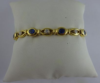 null Bracelet en or jaune (750) à mailles ornées de pierres bleues en serti clos...