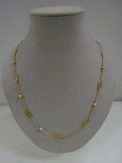 null Collier en or jaune (750) à mailles filigranées alternées de perles de culture.

Poids...