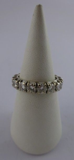null Alliance américaine en or gris (750) ornée de diamants de taille brillant moderne...