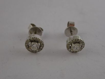 null Paire de puces d'oreilles en or gris (750) ornées d'un diamant de taille brillant...