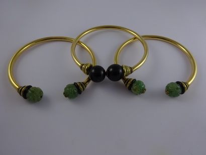null Ensemble de trois bracelets joncs ouverts en or jaune (750) ornés aux extrémités...